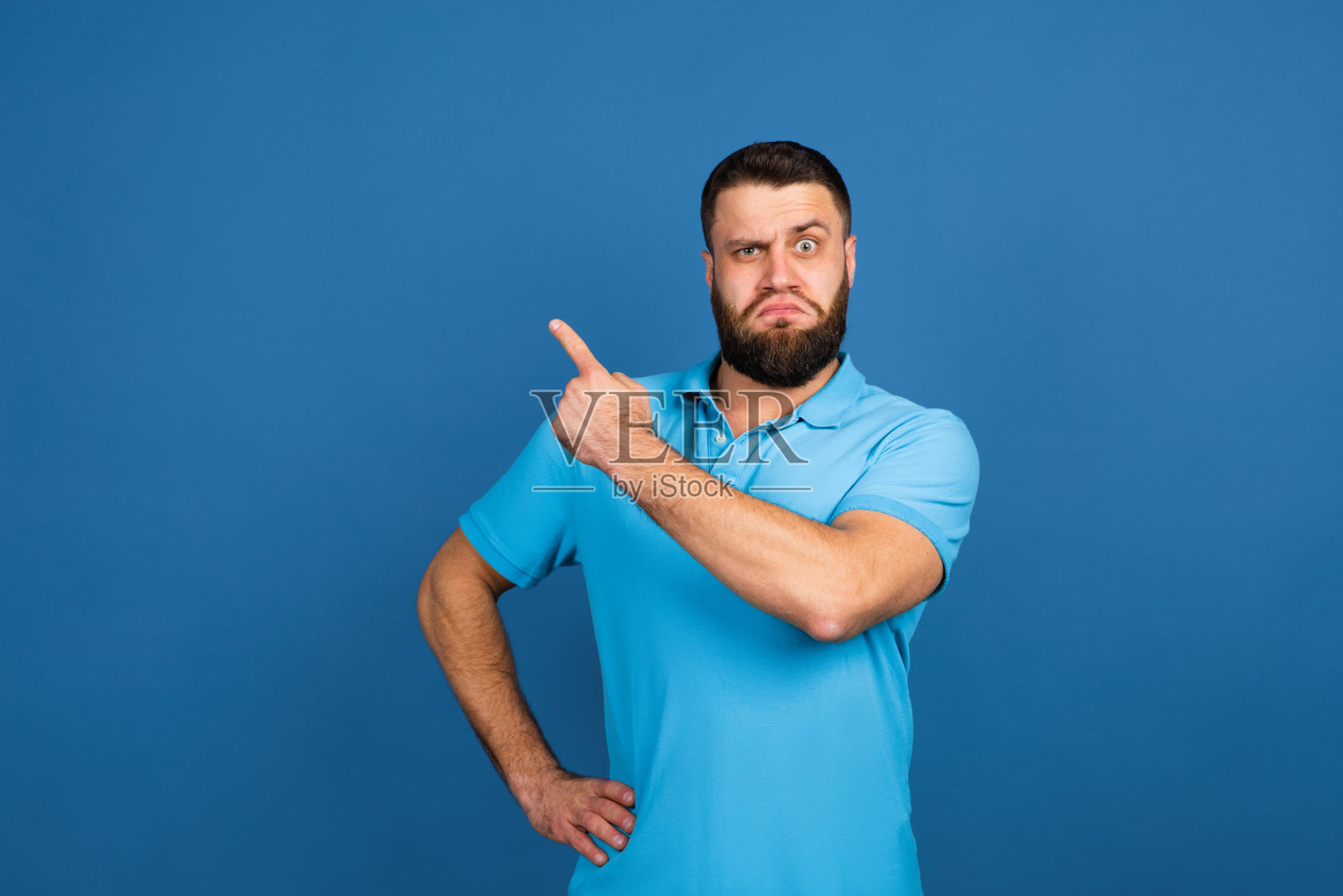 白人男子的肖像孤立在蓝色的工作室背景与拷贝空间照片摄影图片