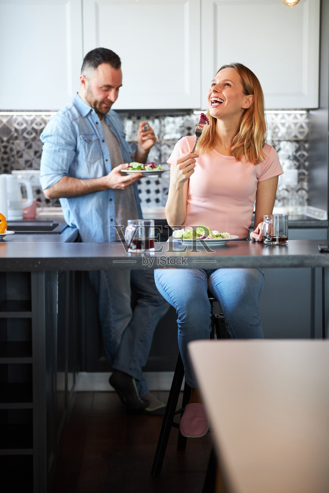 美丽幸福的一对在家里共进午餐照片摄影图片