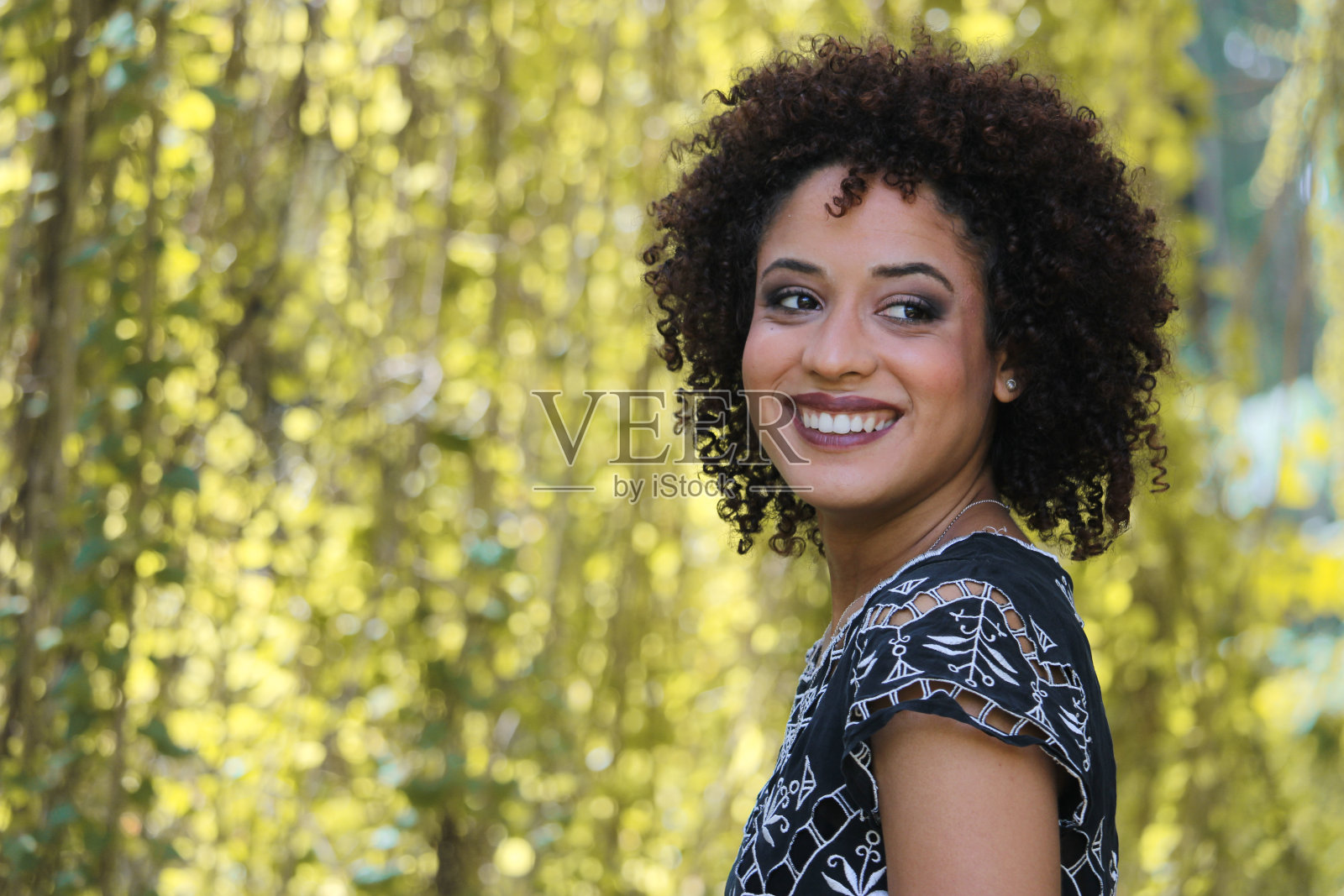 一个年轻的非洲裔古巴妇女照片摄影图片