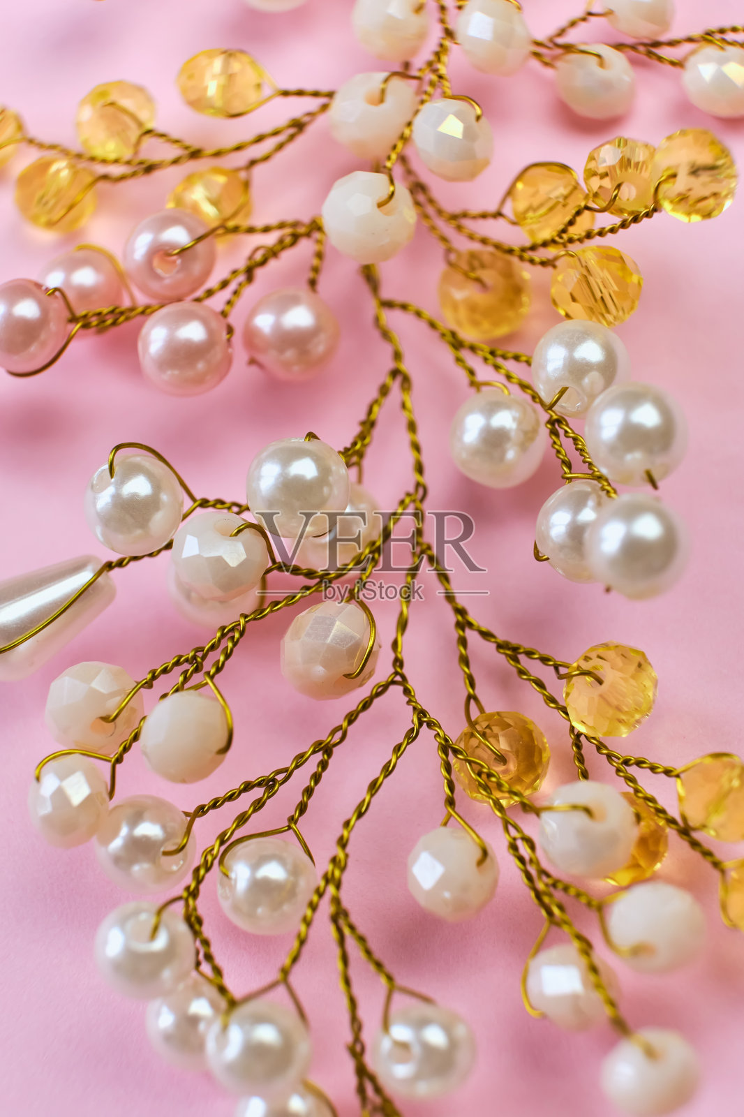 美丽的头发装饰手工梳子在珠子，特写，粉红色的背景照片摄影图片