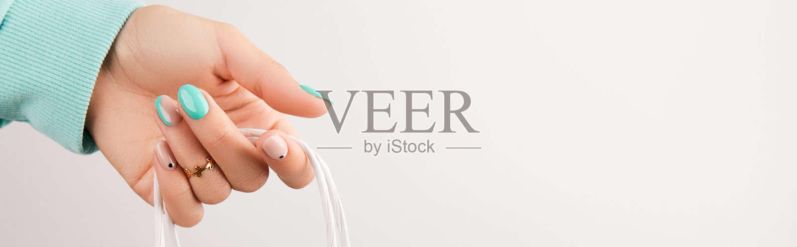 女人拿着购物袋在白色的背景。绿松石钉的设计。照片摄影图片