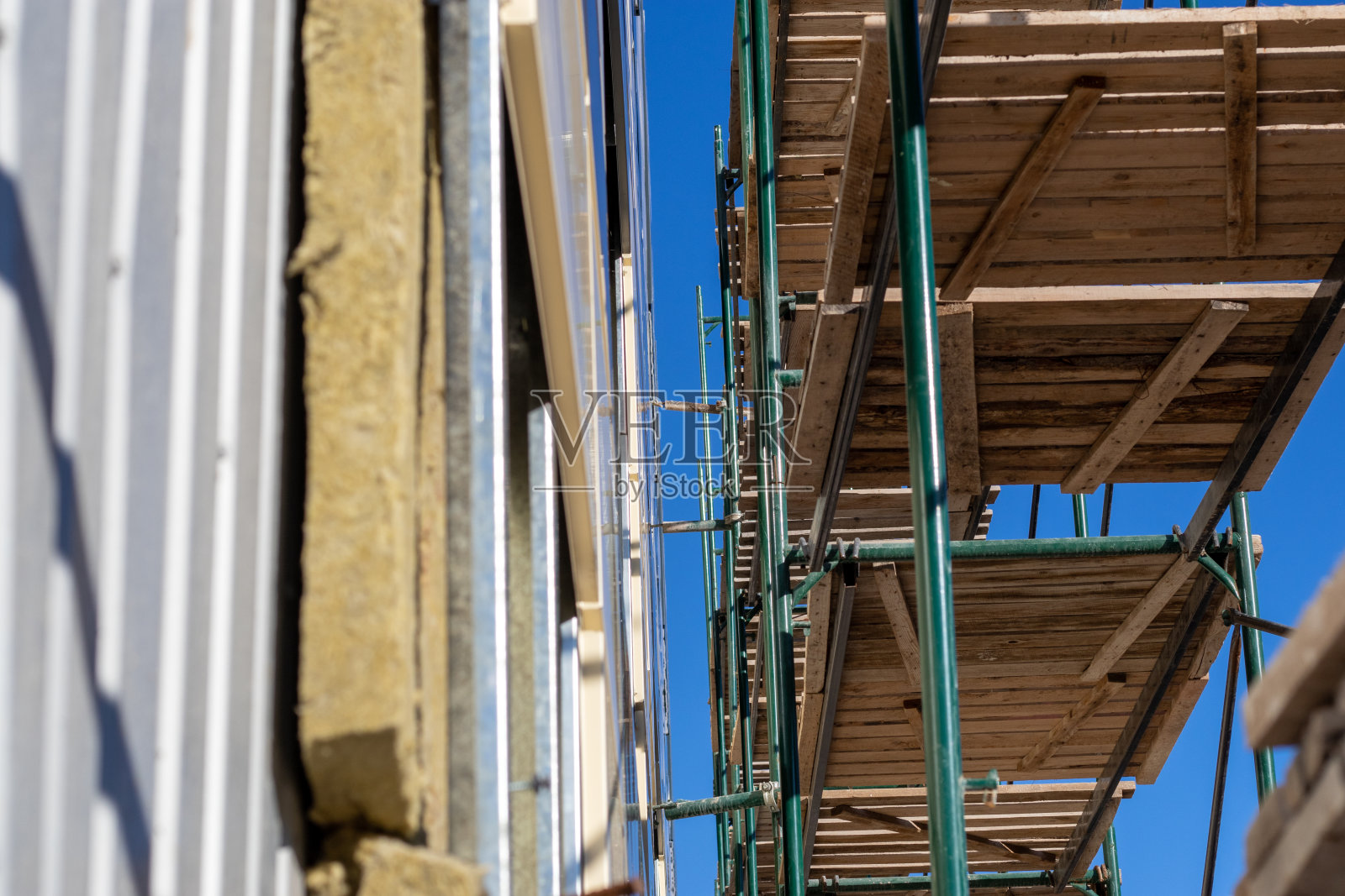 建筑外墙覆层用瓷器。选择性对焦，模糊前景。题目:明亮的建筑背景照片摄影图片