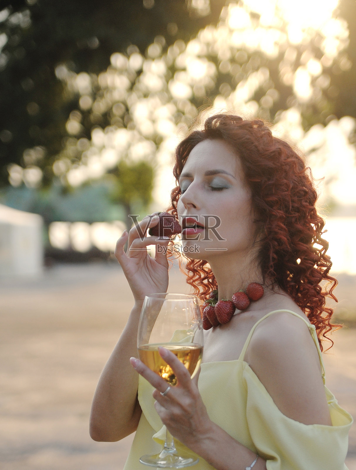 一个草莓女人的魅力肖像。照片摄影图片