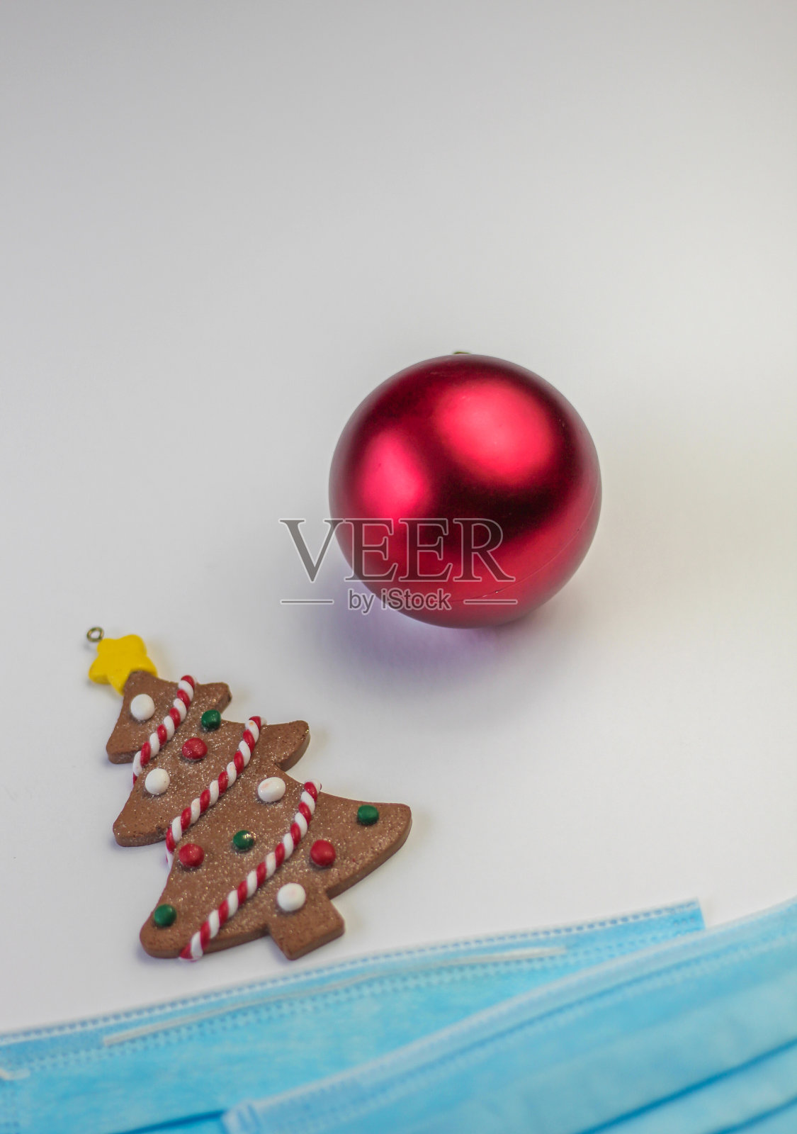 使用过的遮罩和一些其他物体的图片，白色的背景在后面照片摄影图片