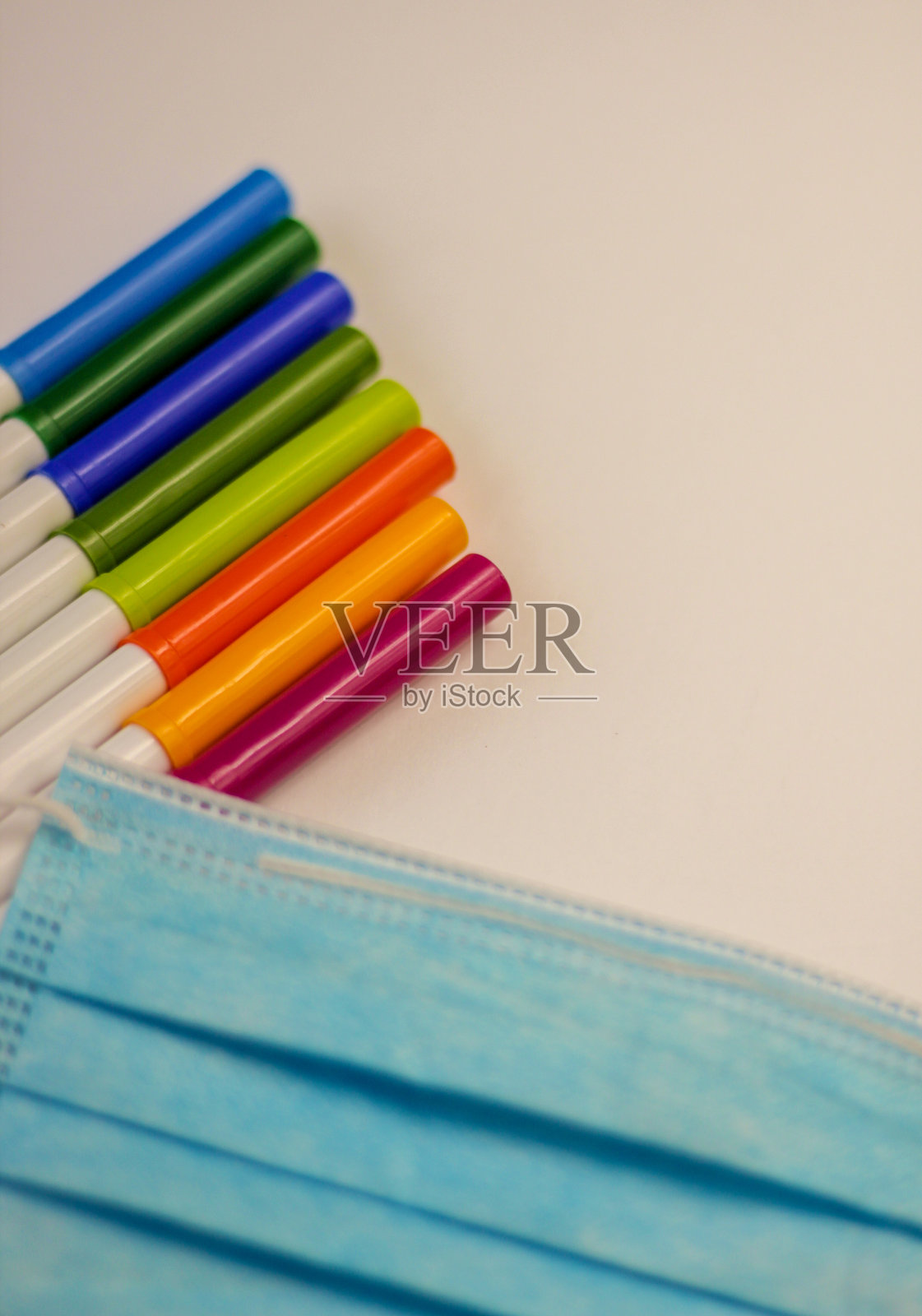 使用过的遮罩和一些其他物体的图片，白色的背景在后面照片摄影图片