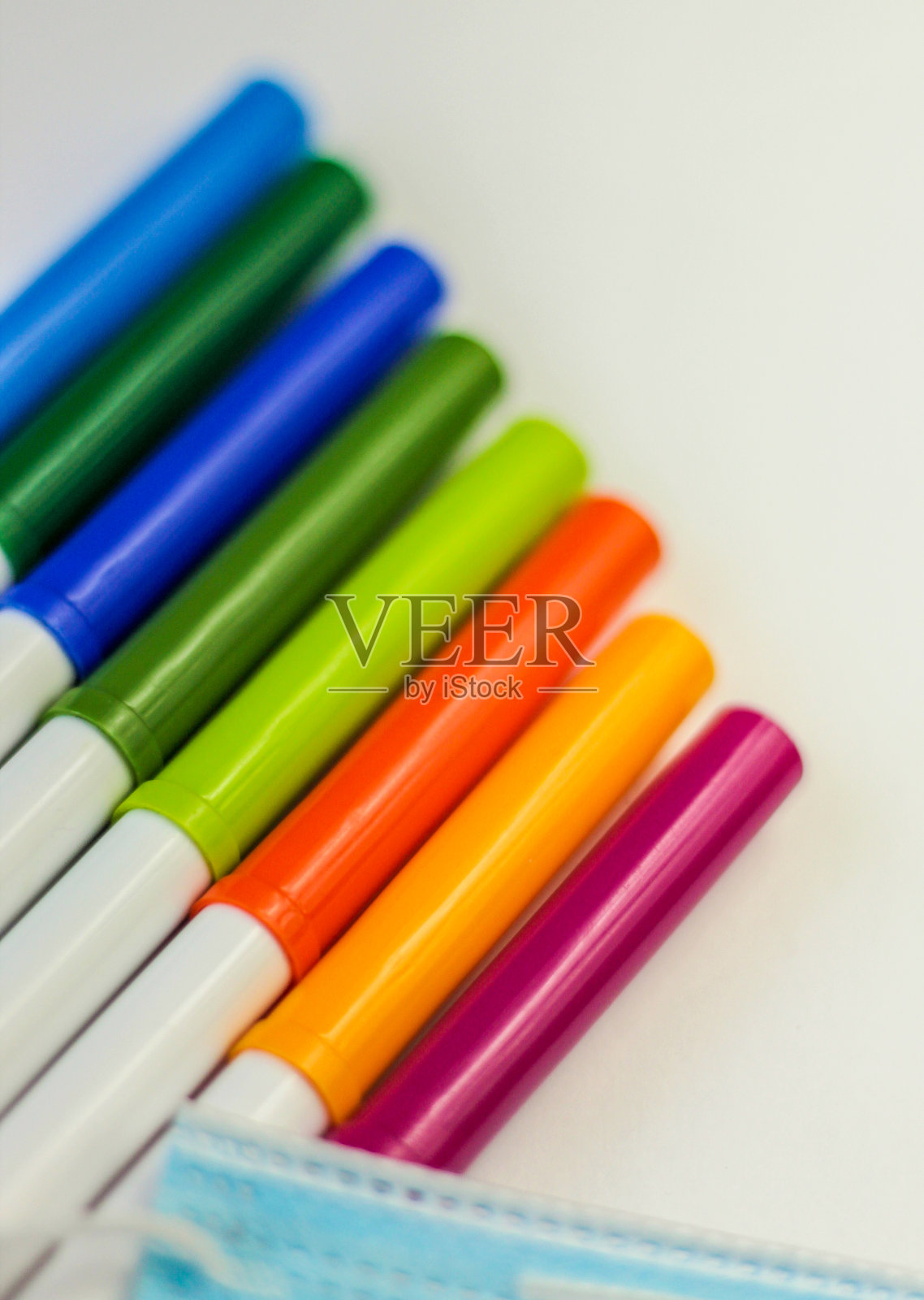 使用过的遮罩和一些其他物体的图片，白色的背景在后面照片摄影图片