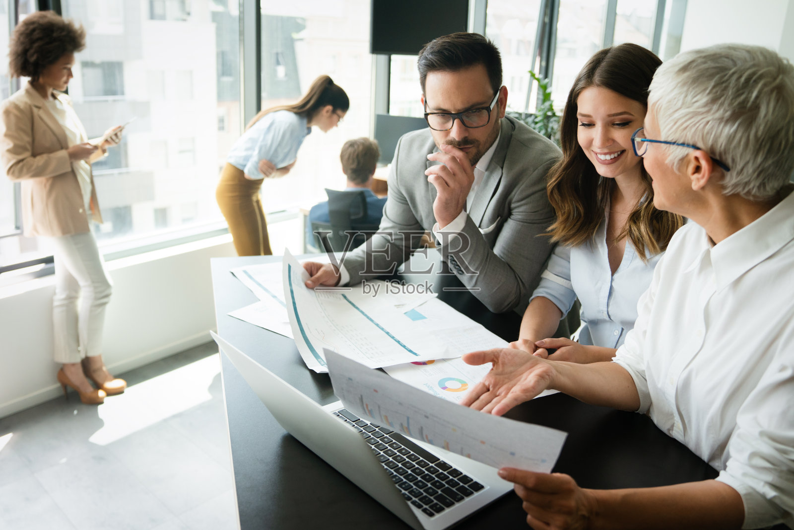 快乐的商务人士在工作场所享受和聊天照片摄影图片