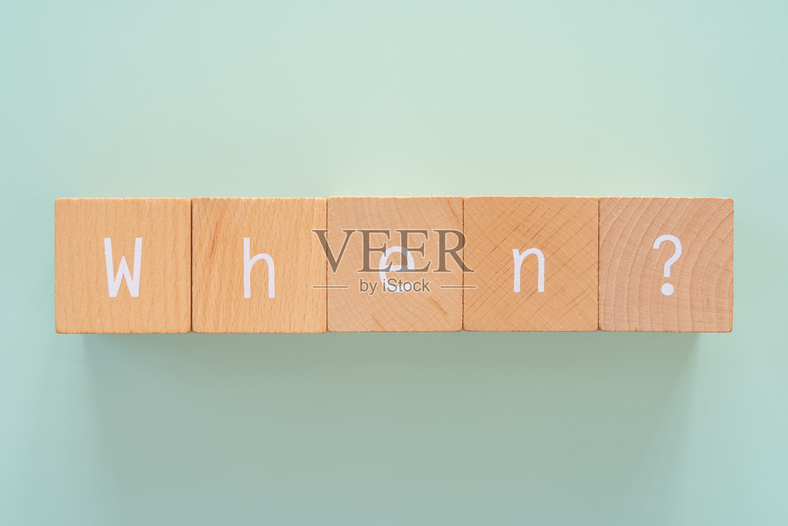 什么时候?;五个木块与“何时?”文本的概念。照片摄影图片