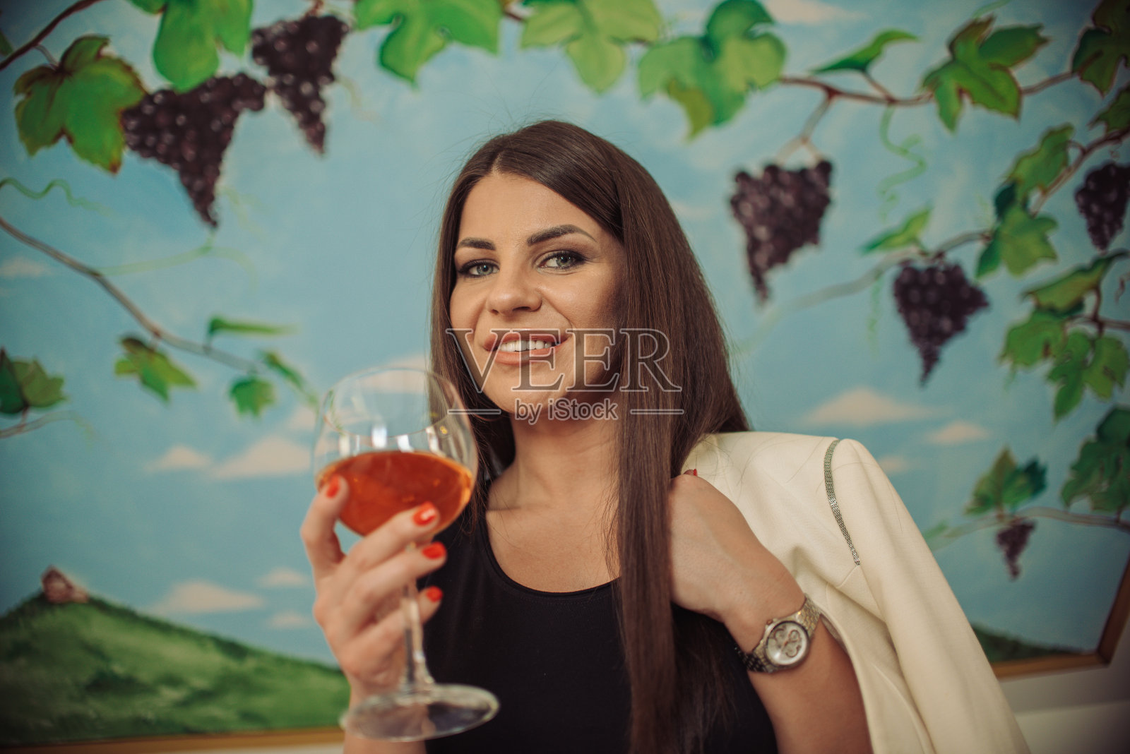 女孩在家里享受一杯葡萄酒照片摄影图片