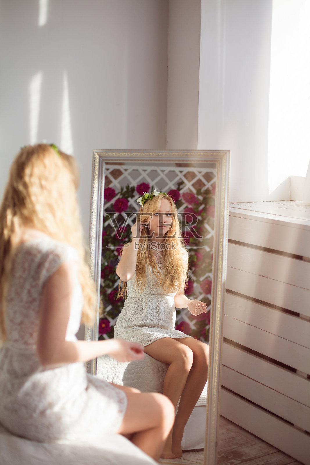 坐在镜子旁边的女人照片摄影图片