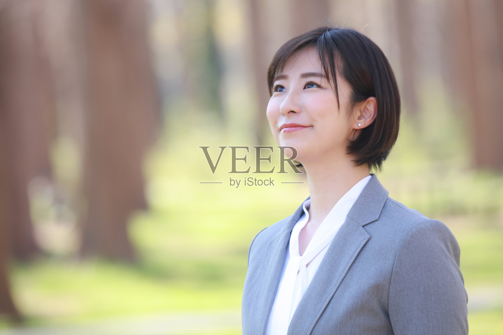 一个微笑的女员工的形象照片摄影图片