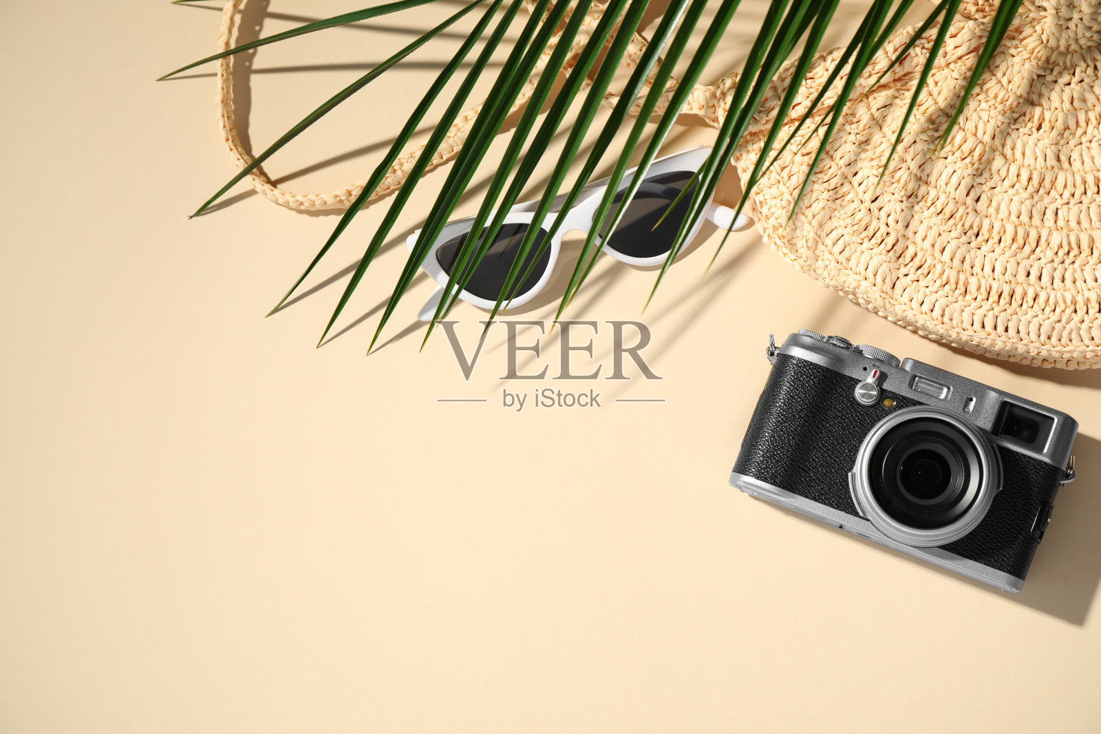 平铺构图与相机米色背景，文字空间照片摄影图片
