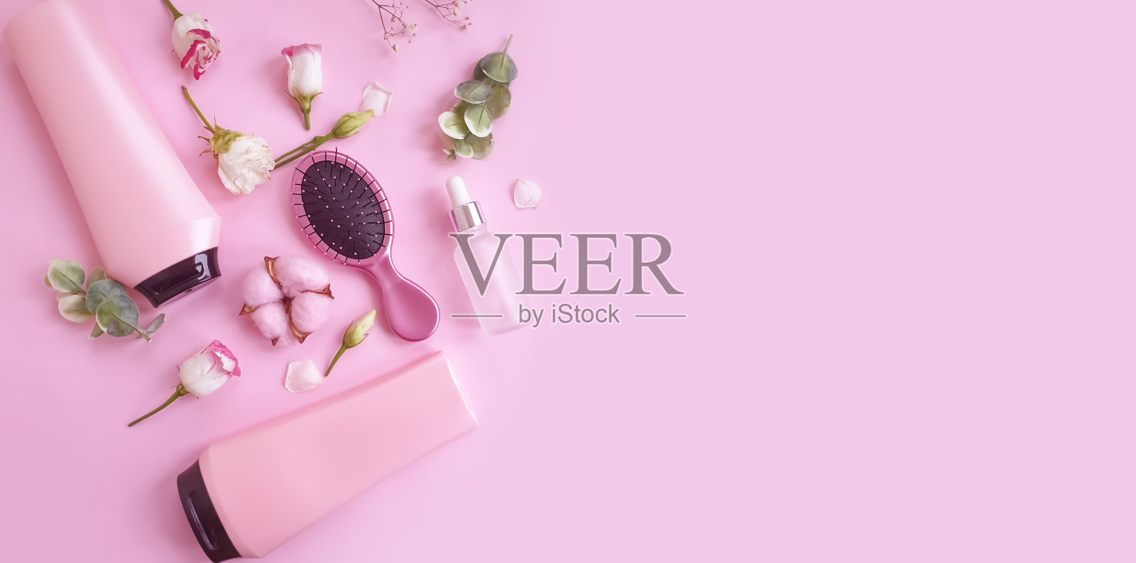 洗头，梳花玫瑰在彩色背景照片摄影图片