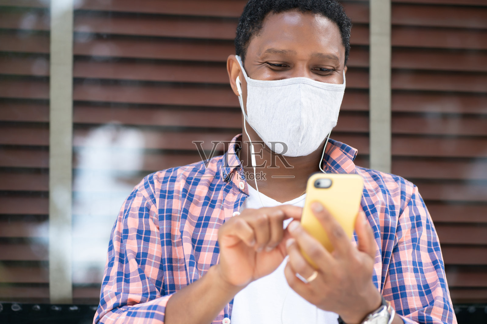 一个在街上用手机的男人。照片摄影图片