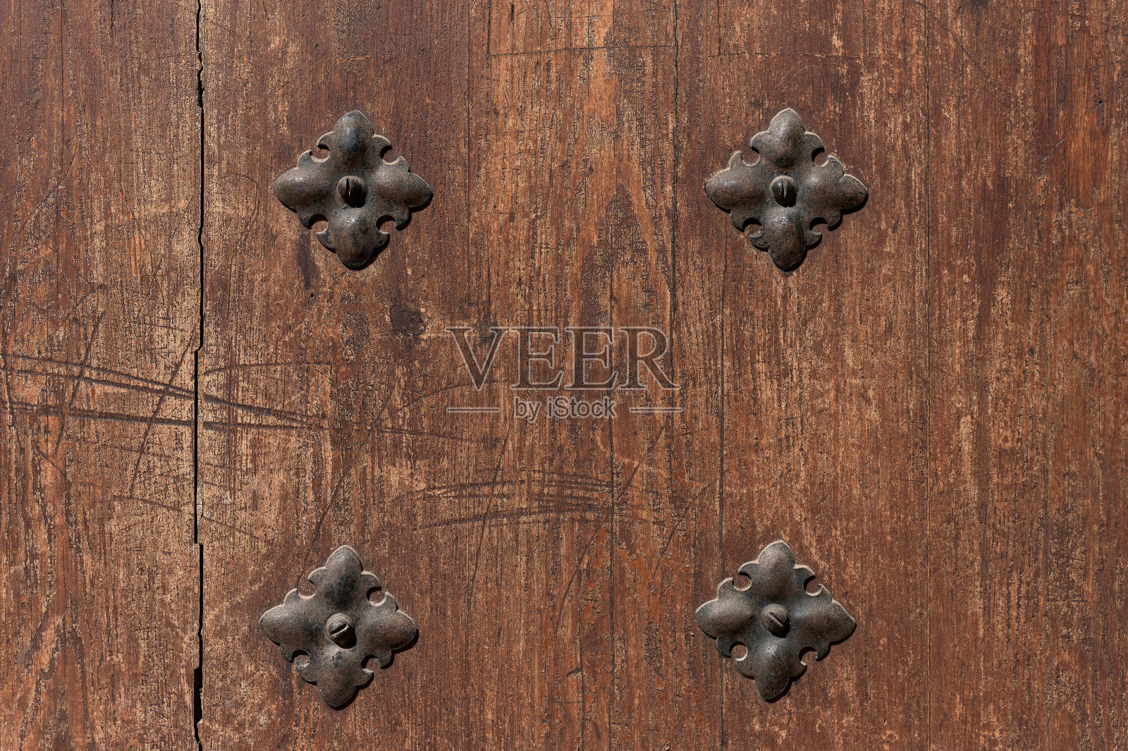 旧的棕色木门与黑色的钉子照片摄影图片