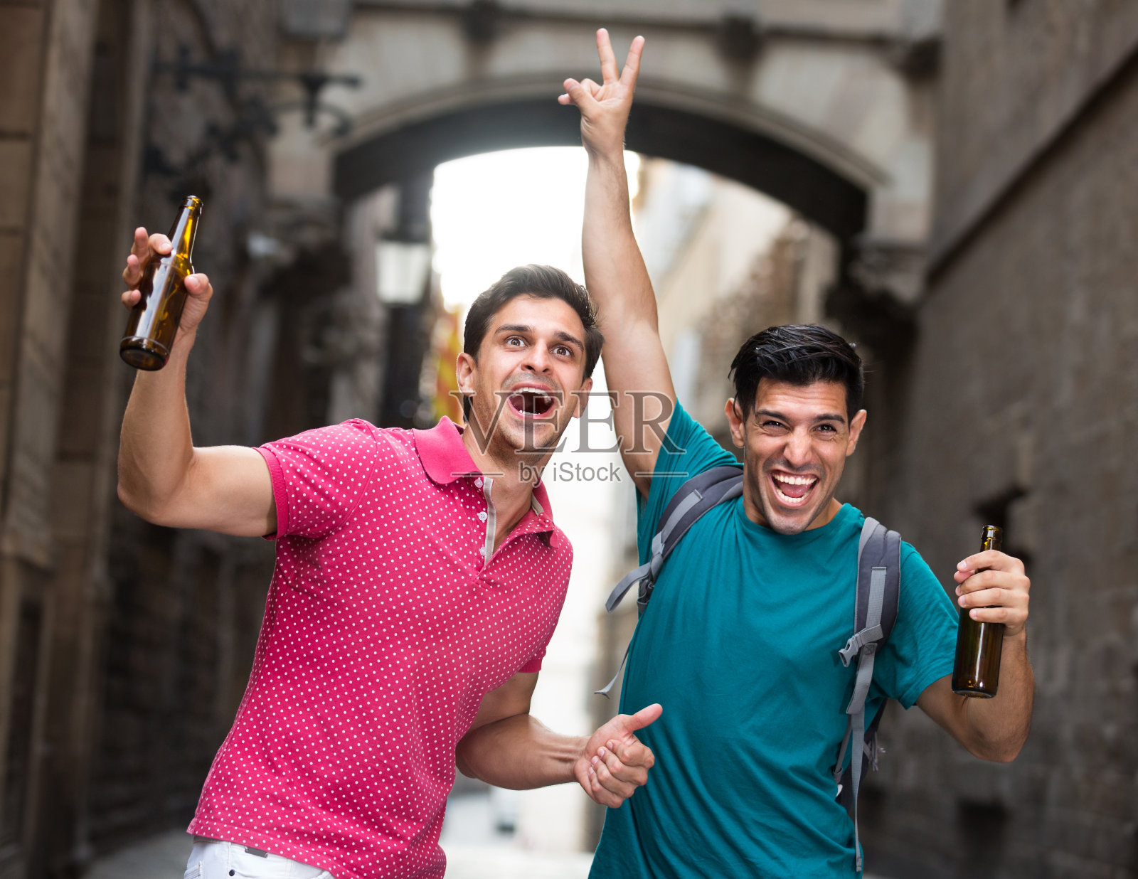 成年男子对自己足球队的胜利感到满意照片摄影图片