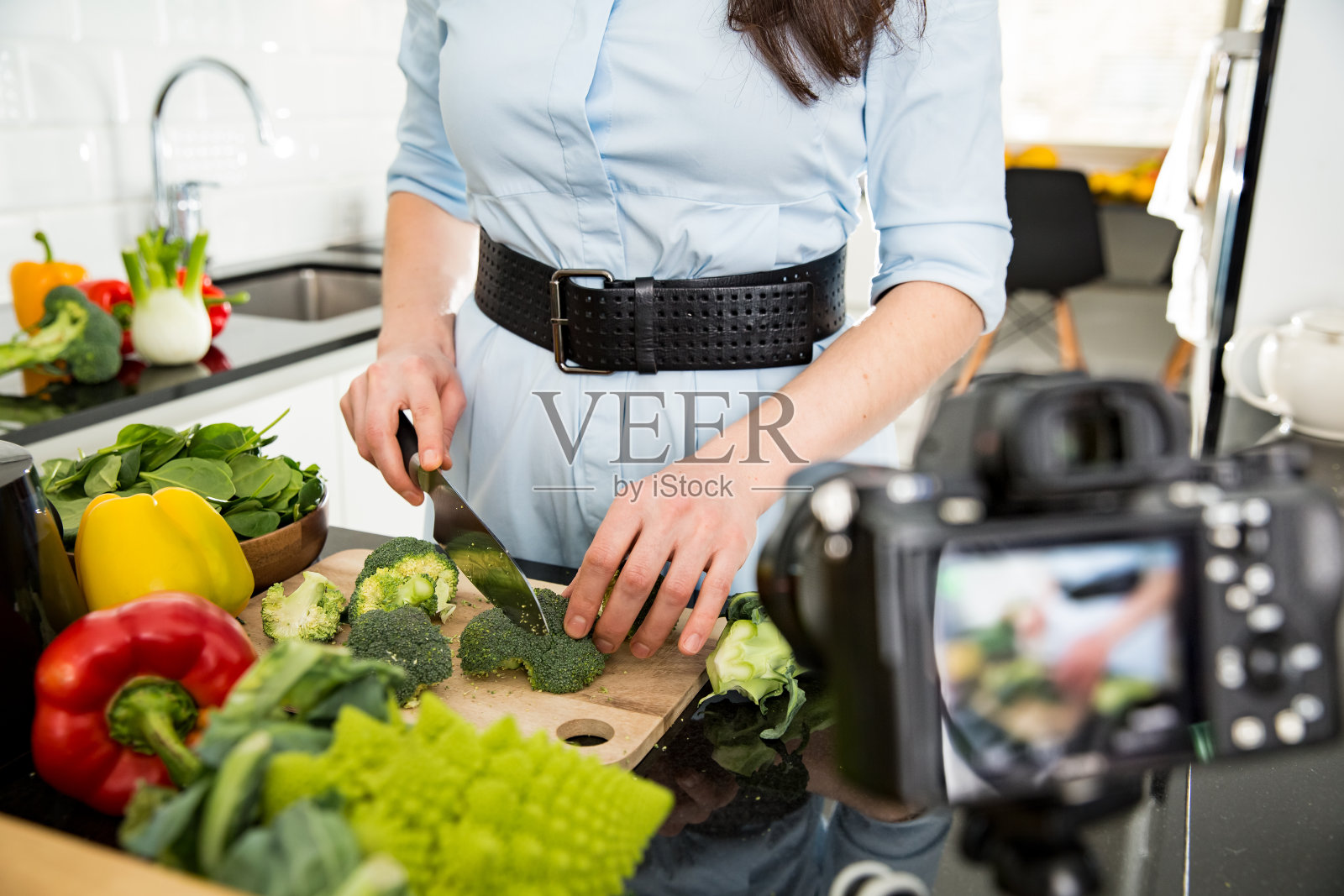美丽的年轻女子流媒体播放视频博客关于美味和健康的食物照片摄影图片
