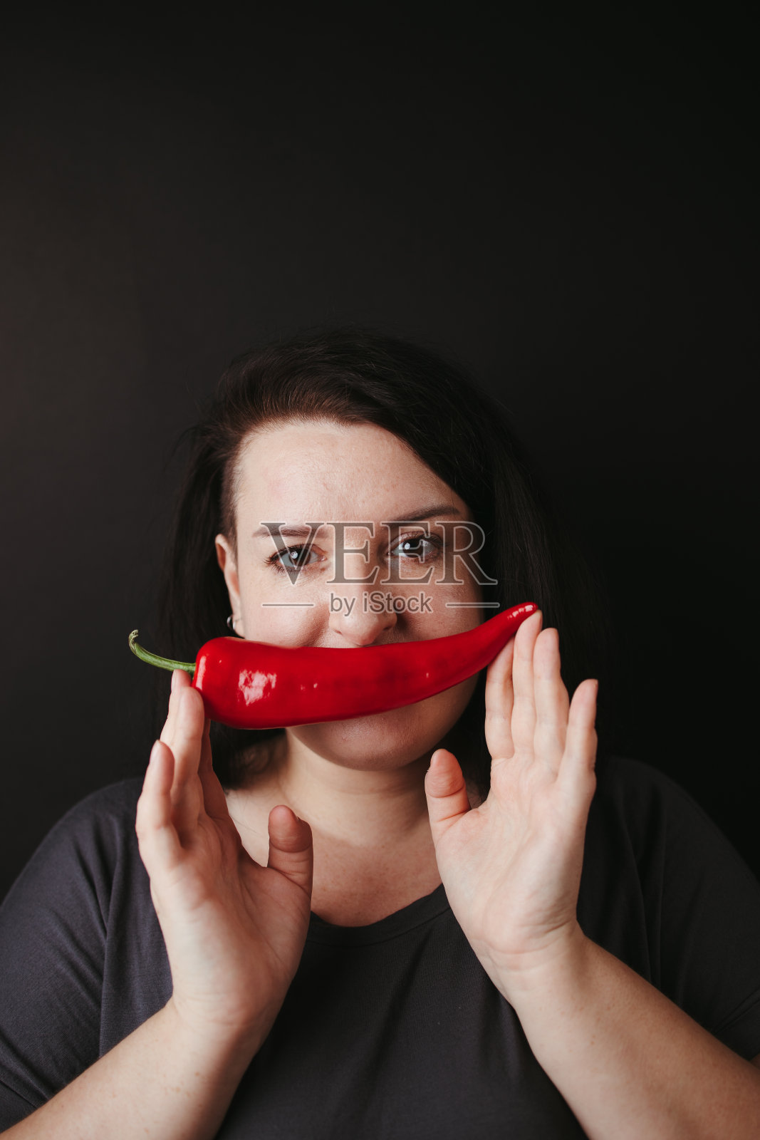 年轻的素食女与蔬菜的乐趣照片摄影图片
