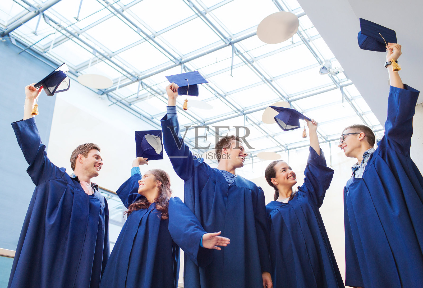 一群带着学位帽微笑的学生照片摄影图片