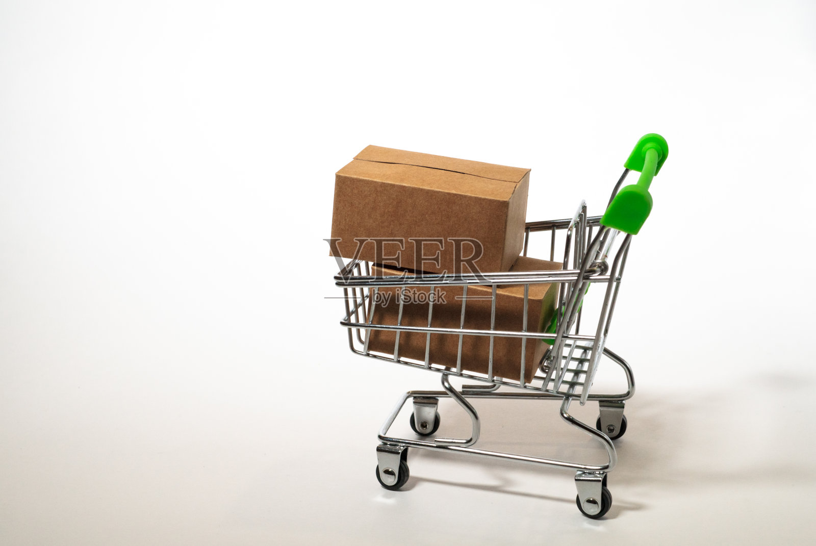 购物绿色金属手推车与纸制品盒照片摄影图片