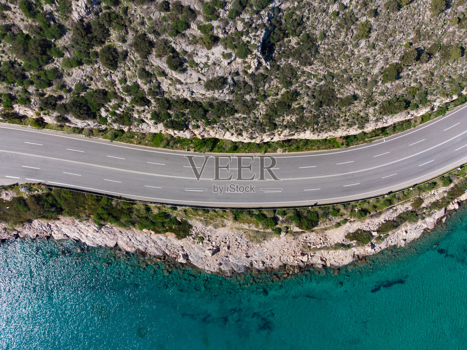 从上到下的鸟瞰图，在Karamanli的洞地区的道路在Agia Marina, Koropi照片摄影图片