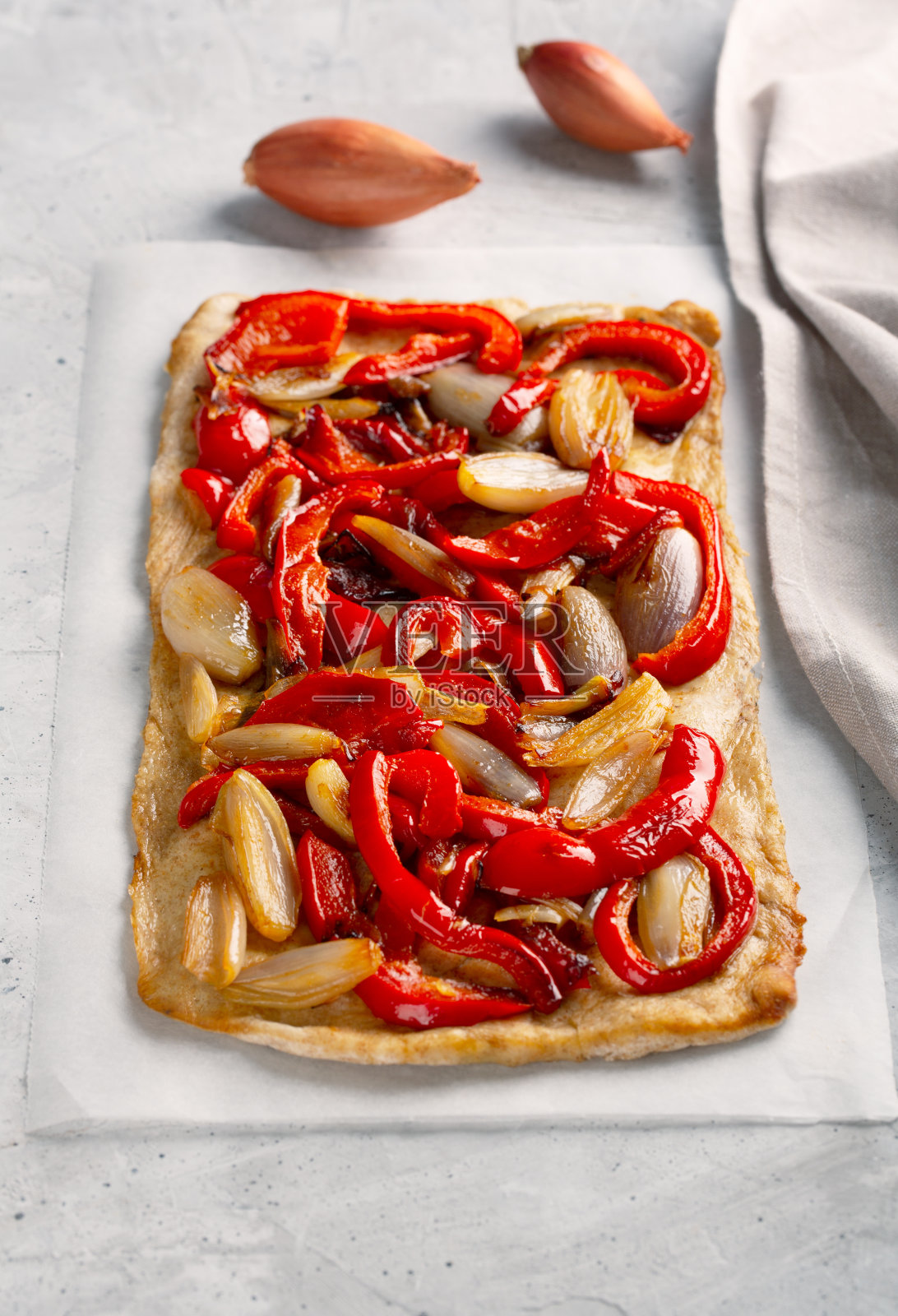 西班牙古柯，洋葱和甜椒，灰色混凝土背景照片摄影图片