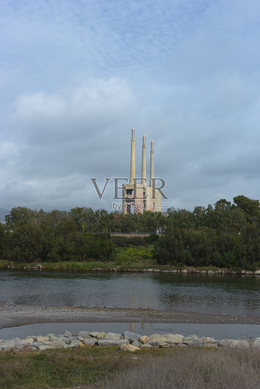 冬天的巴塞罗那海滩，有平静的大海和多云的蓝天照片摄影图片