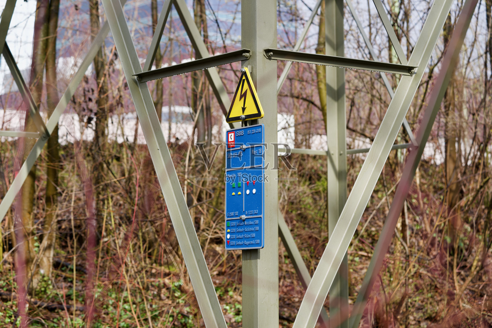 高压线塔柱固定在瑞士苏黎世格拉特河。照片摄影图片