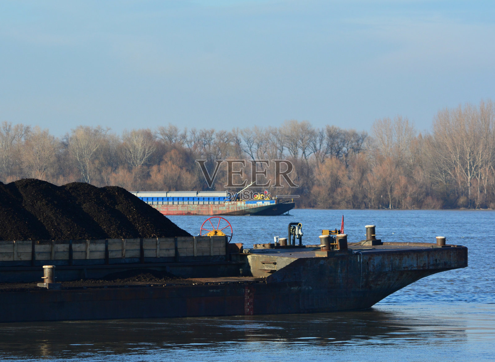 船只在这条蓝色的河上通行照片摄影图片