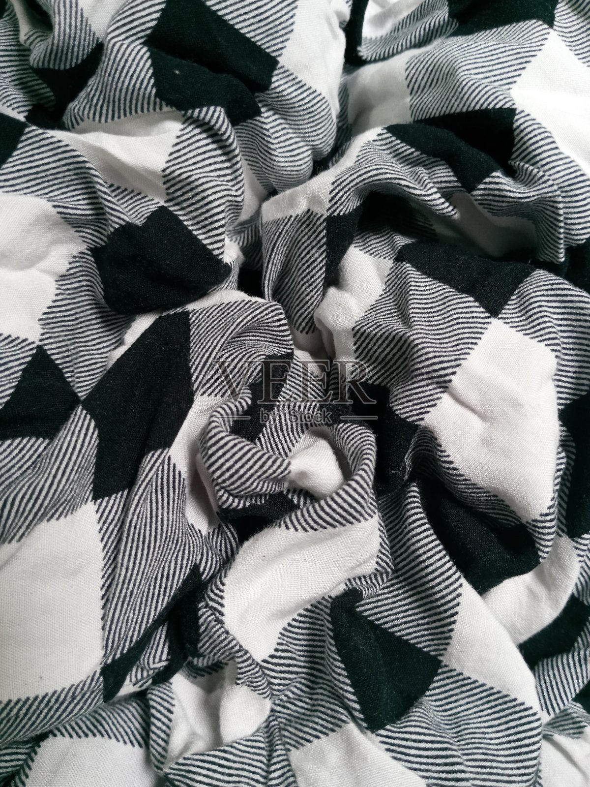 皱巴巴的格子织物，黑色和白色的阴影照片摄影图片