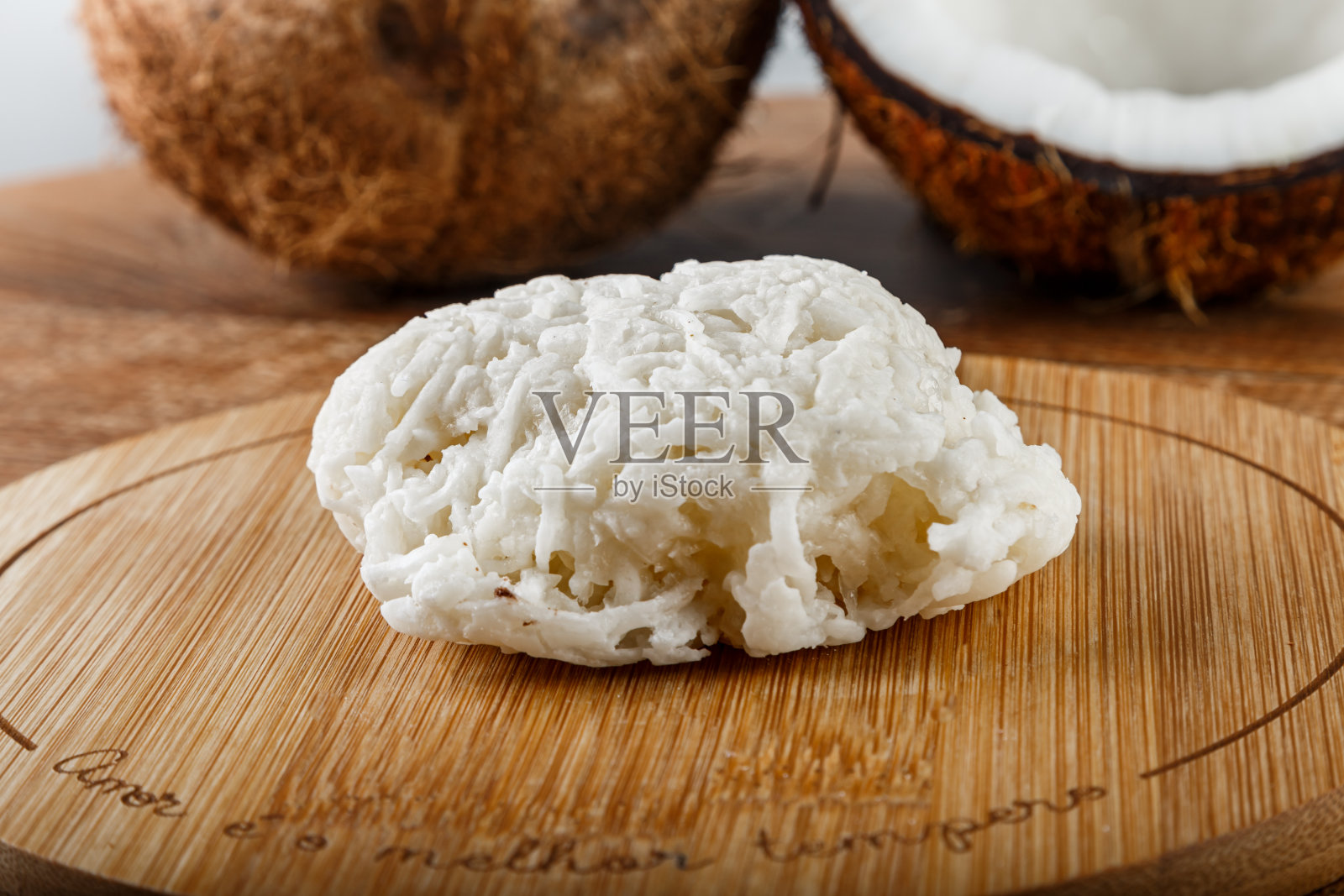 Cocada、椰子糖。传统的巴西椰子糖。照片摄影图片