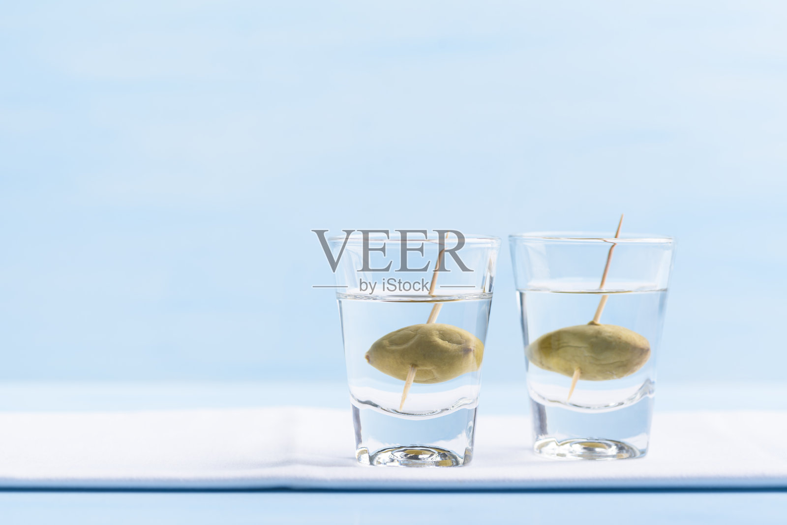 清爽的酒精饮料与腌渍水果照片摄影图片