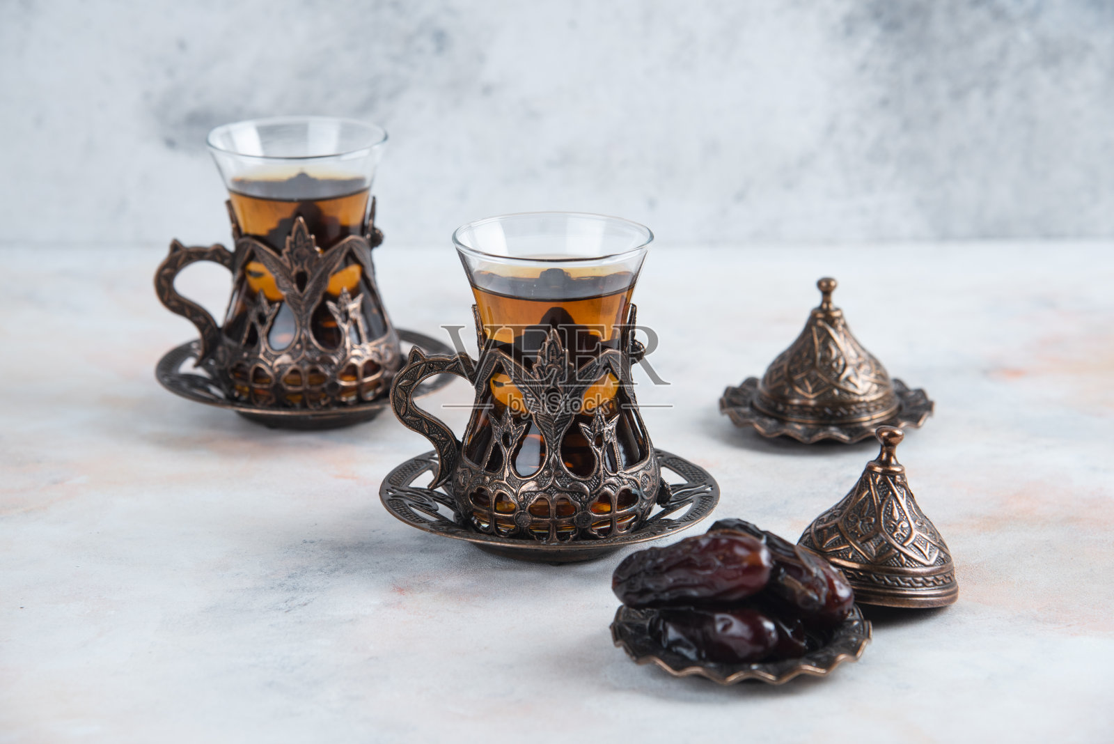 传统茶具，用干枣装鲜茶照片摄影图片