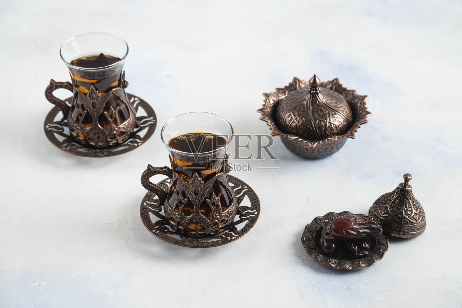 白底上的新鲜热茶和干枣照片摄影图片