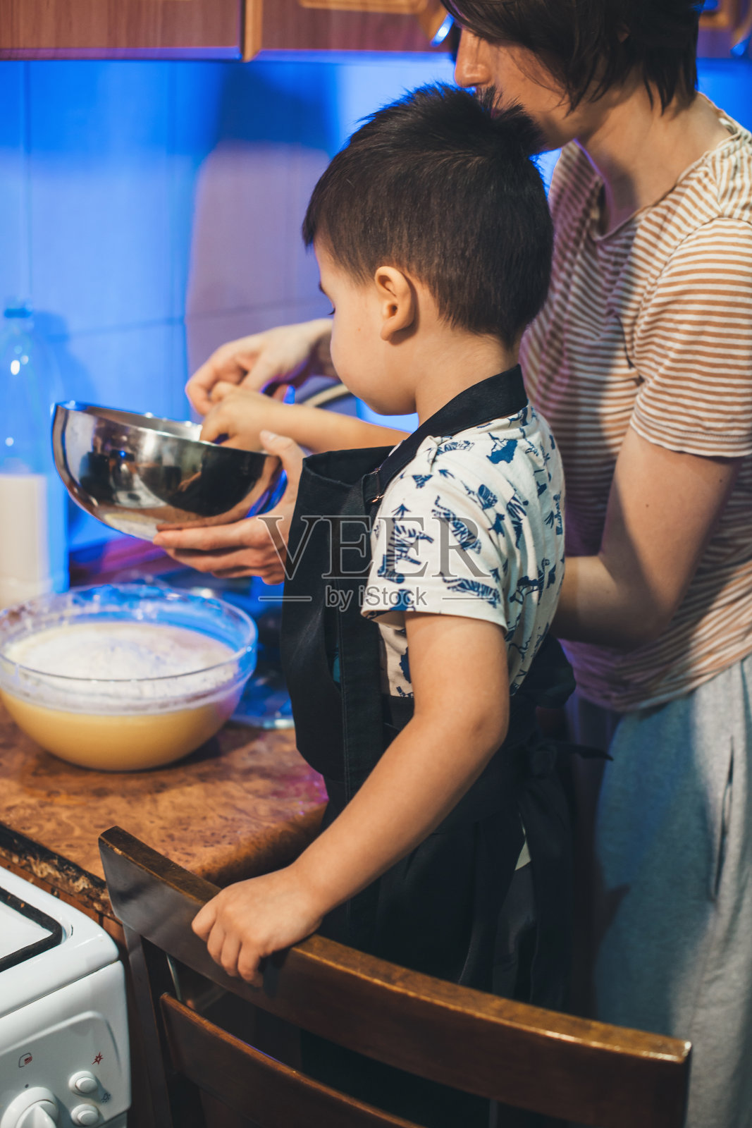 白人母亲和她的儿子一起在厨房做饭照片摄影图片