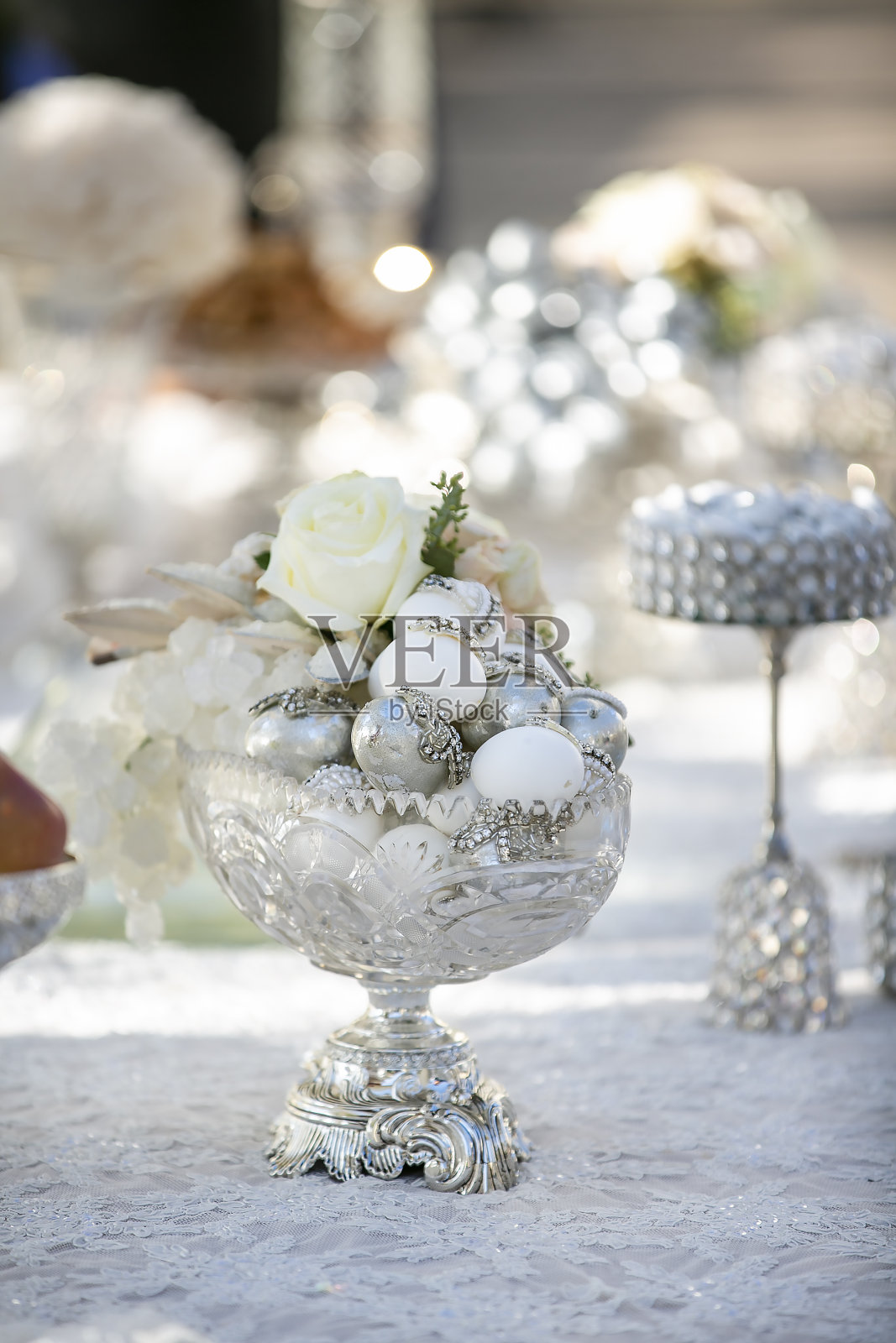 传统的波斯婚礼装饰sofresh Aghd眼花缭乱的装饰蛋在精心装饰的桌子上照片摄影图片