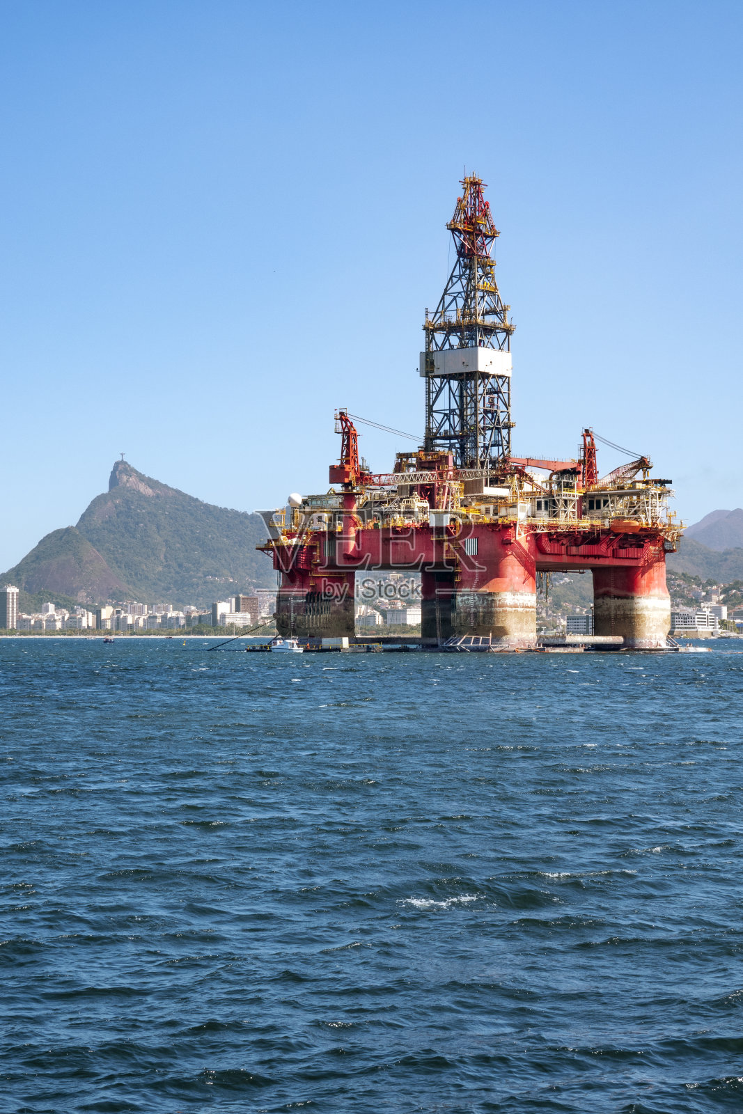 瓜纳巴拉湾的石油平台照片摄影图片