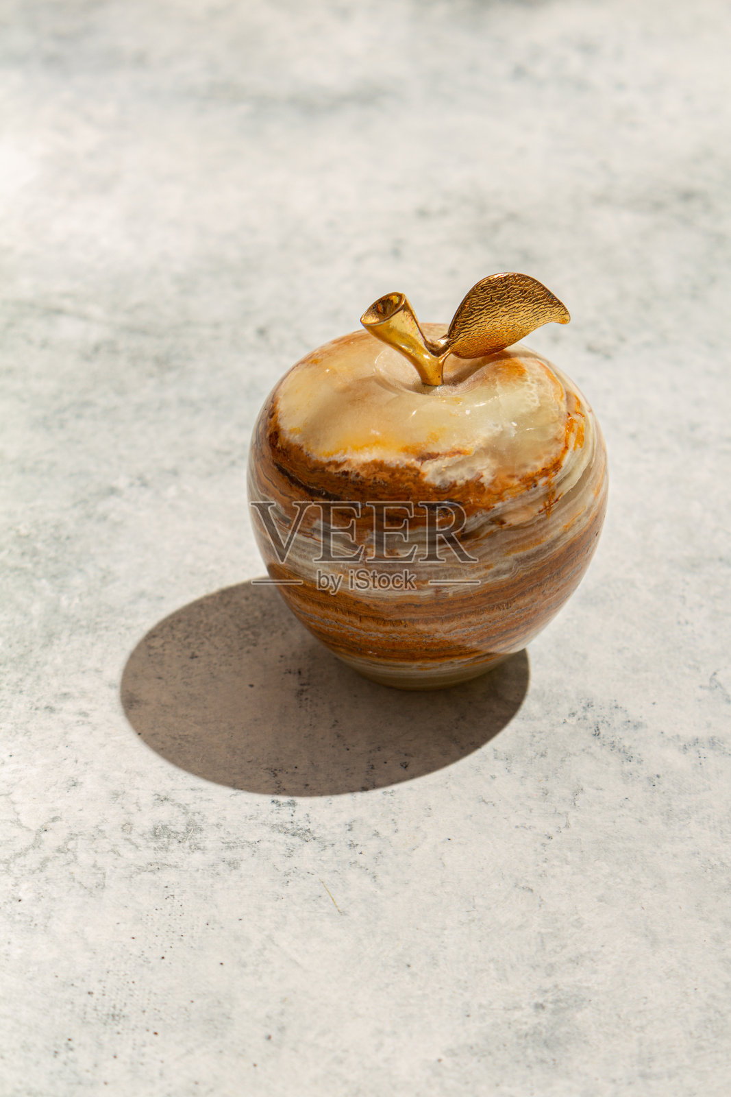 灰色背景上的苹果雕像照片摄影图片