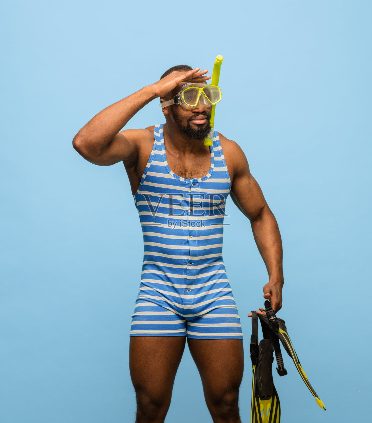 有趣的非裔美国人穿着泳衣，护目镜孤立在蓝色背景照片摄影图片