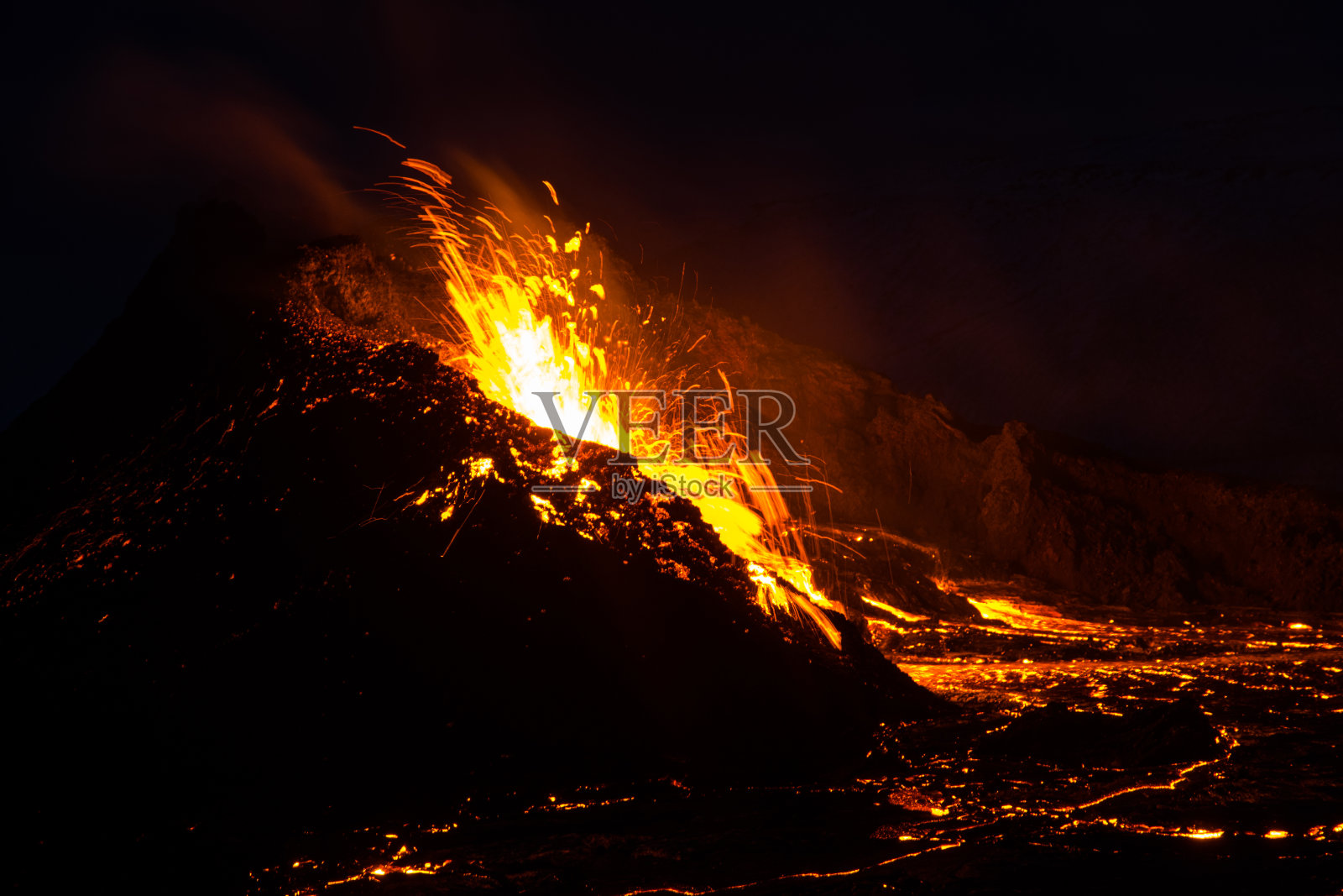 冰岛雷克雅内斯法格拉尔斯贾尔山的盖尔丁达里尔火山喷发点照片摄影图片
