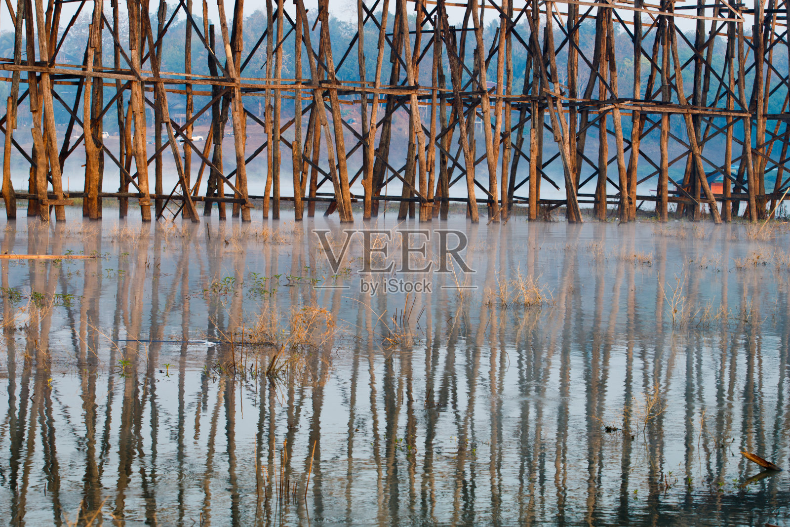 Sangklaburi或缅甸的高大木桥在Songaria河上照片摄影图片