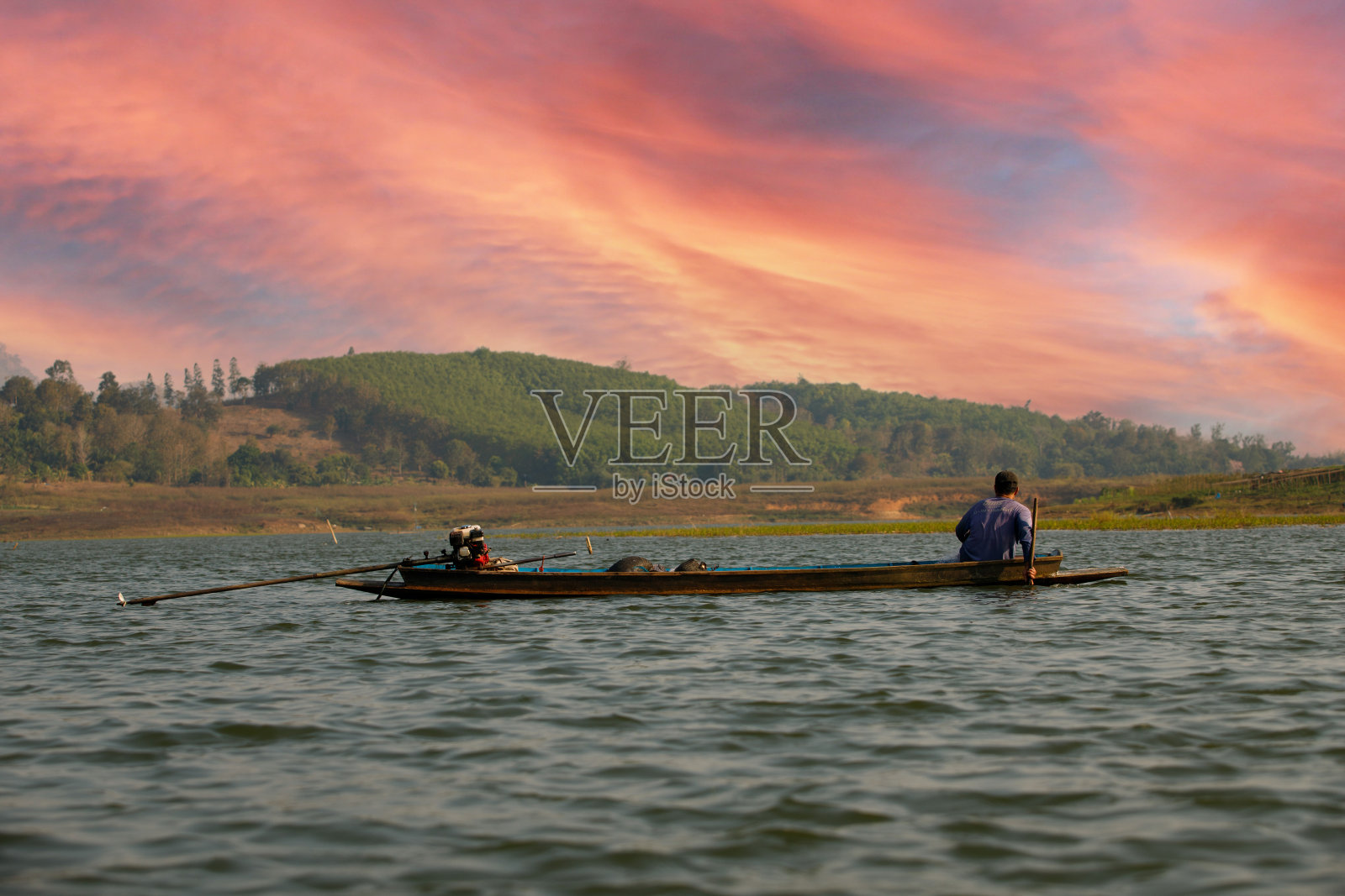 河流生活的方式。村民们乘坐当地快艇远行照片摄影图片