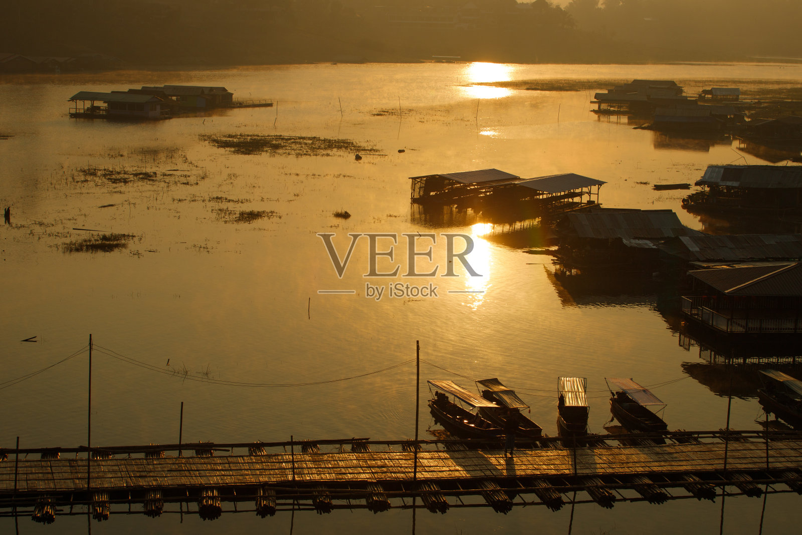 橙色的太阳到日出的山和反映河早上照片摄影图片