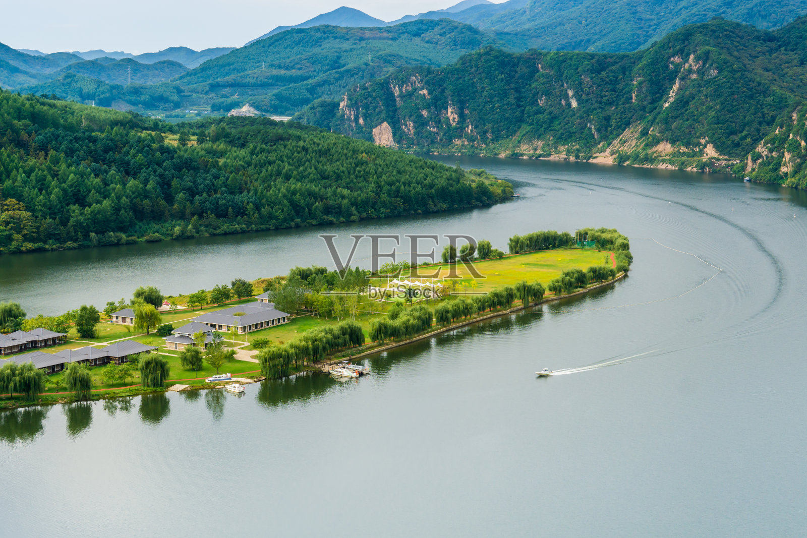 秋天俯瞰湖中央的小岛照片摄影图片