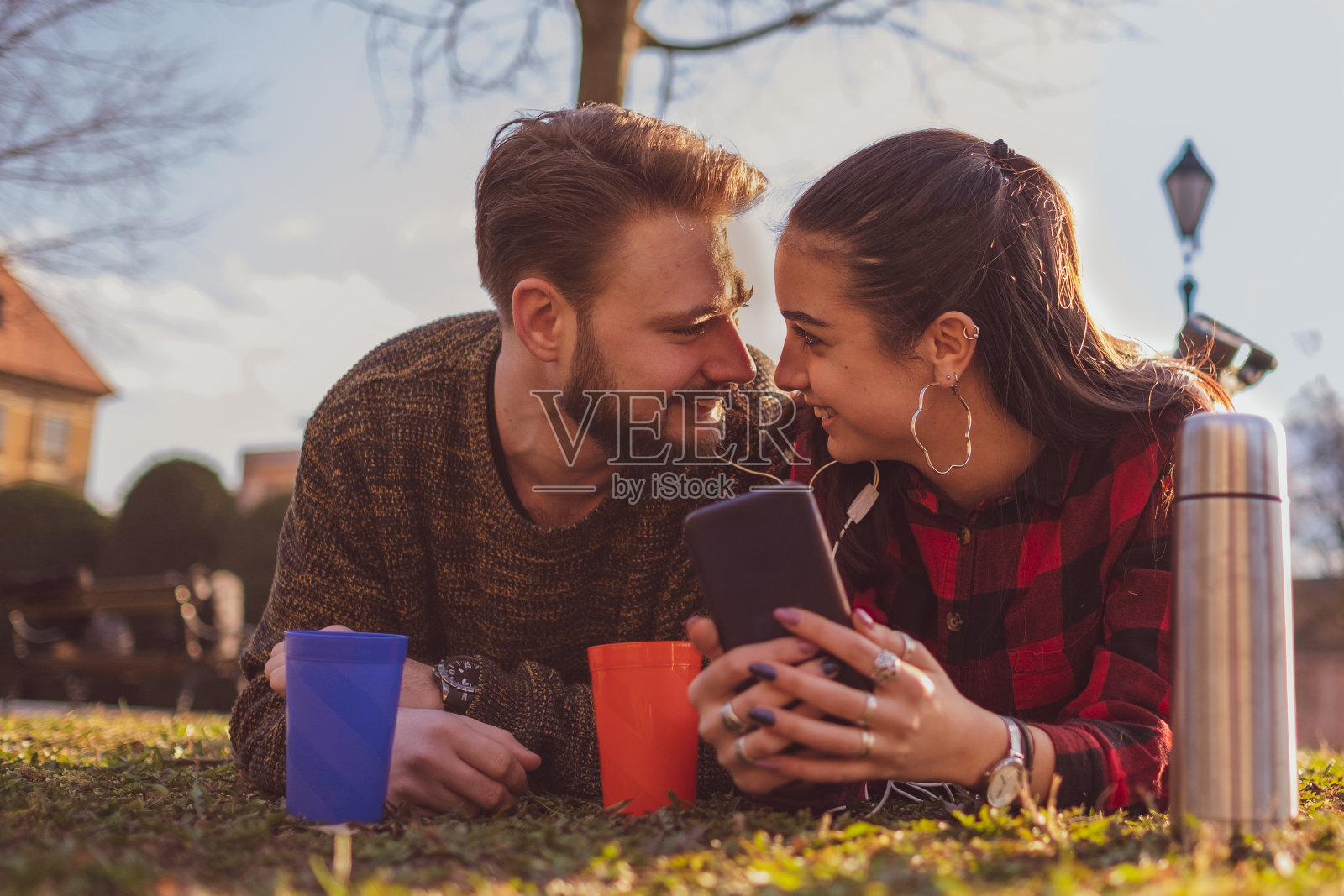 浪漫的情侣一起听音乐照片摄影图片