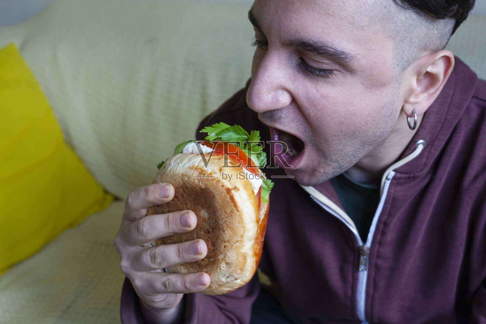 男人开始吃美味的三明治照片摄影图片