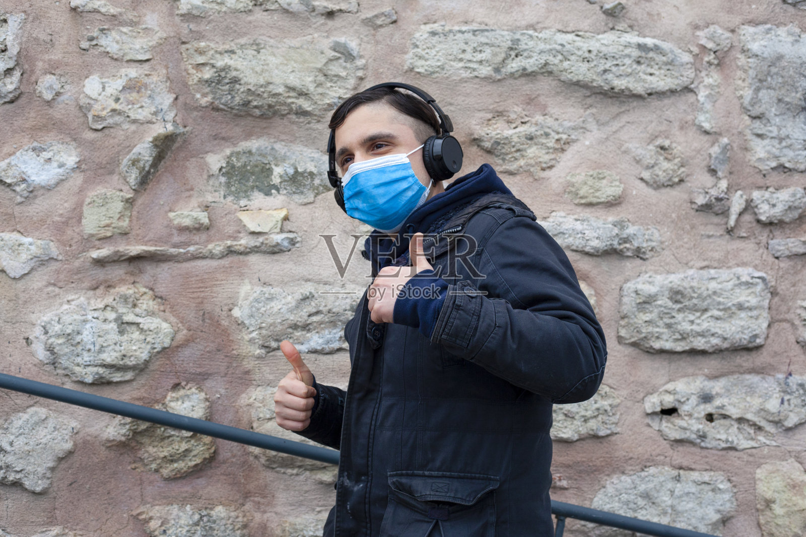 男人戴着面具听音乐照片摄影图片