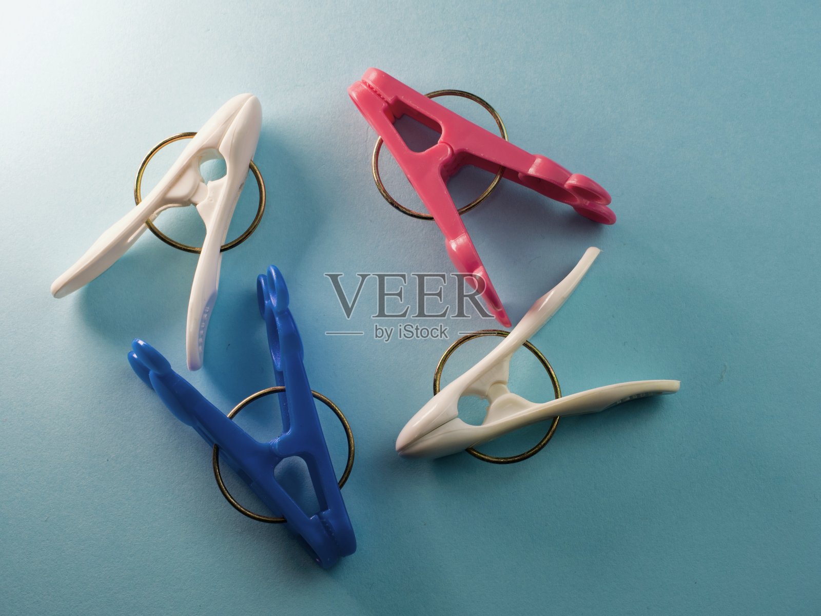 不同颜色的衣夹照片摄影图片