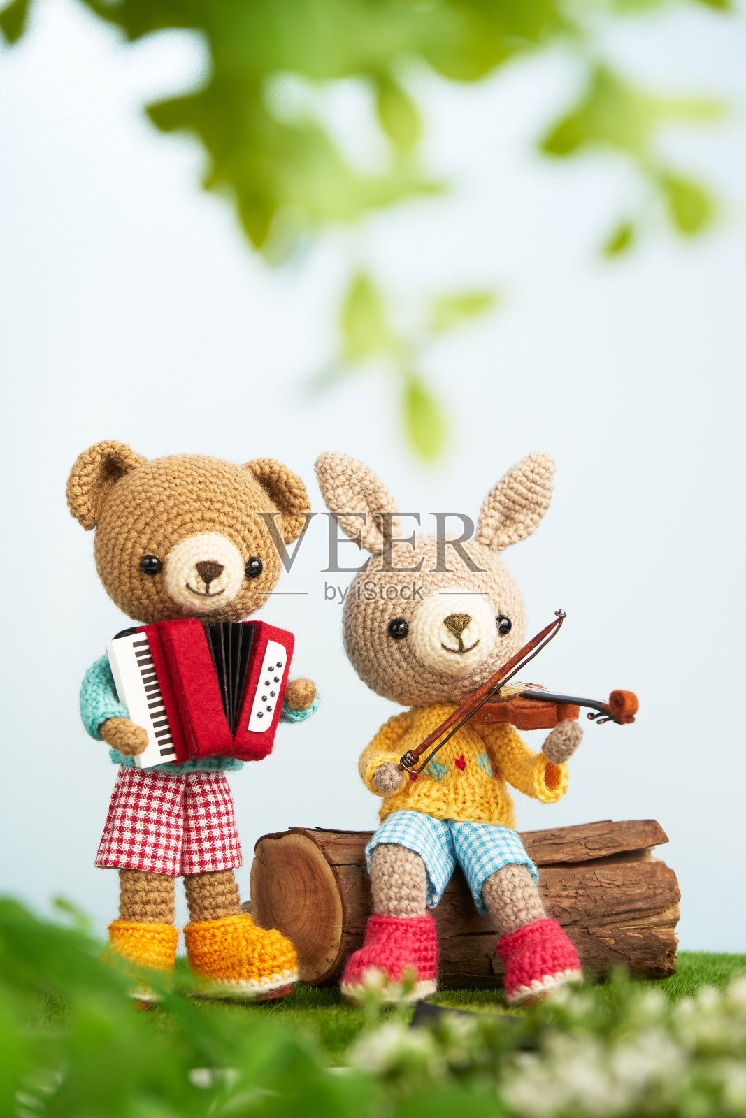 手工编织的玩具。可爱的小动物阿米古米娃娃。插画图片素材