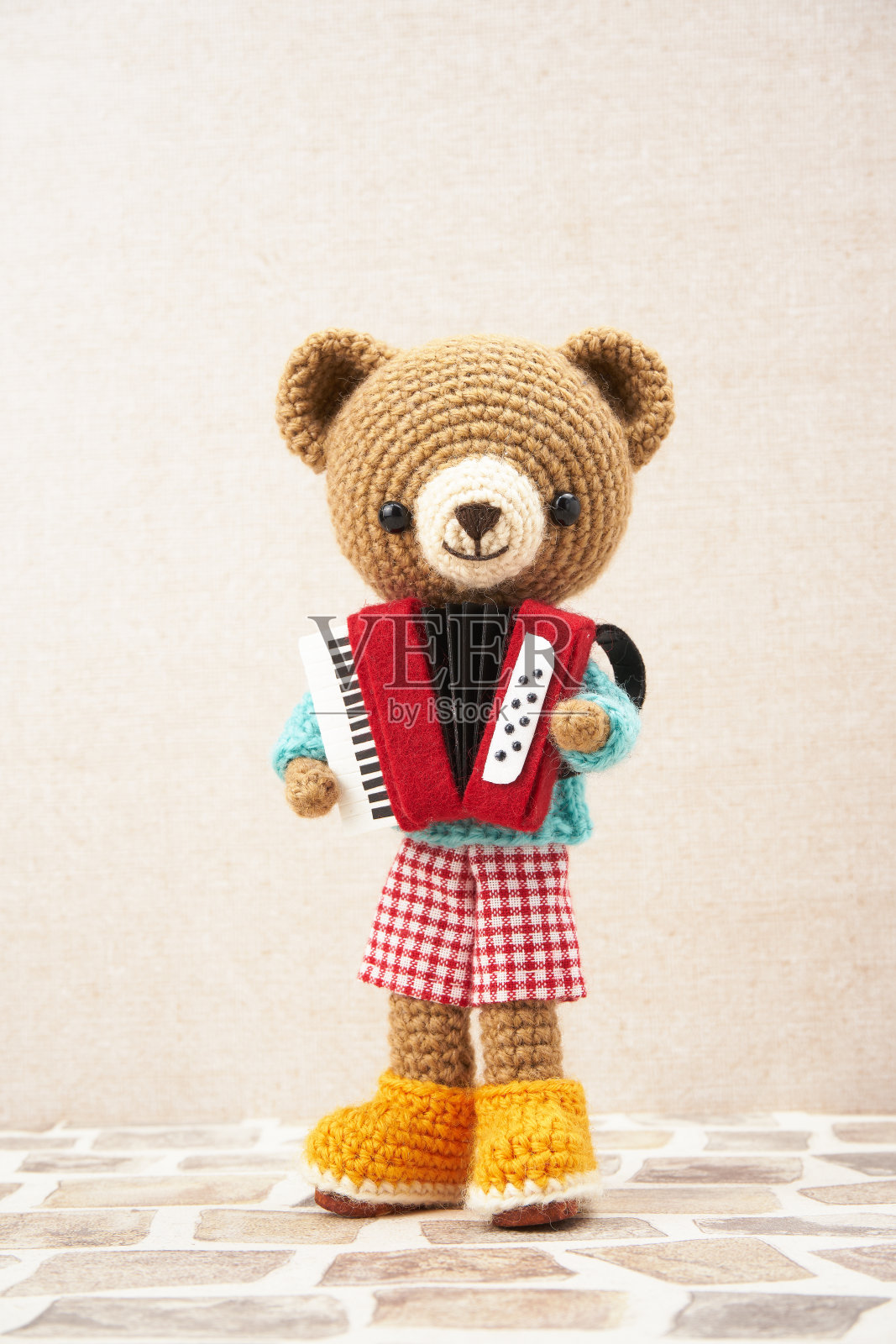 手工编织的玩具。可爱的小动物阿米古米娃娃。照片摄影图片